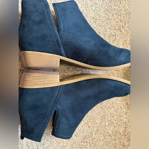 Rimi Blue ankle booties NWOT, never worn, size 11 Wide - Picture 11 of 11